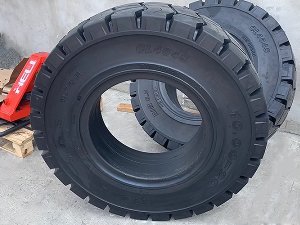 Lốp đặc xe nâng 10.00-20 12-13.5 tấn