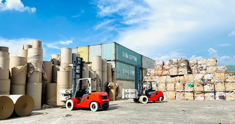 5-ton diesel forklift clamping paper rolls with 6-meter lifting frame is operating in the largest paper factory in Vietnam