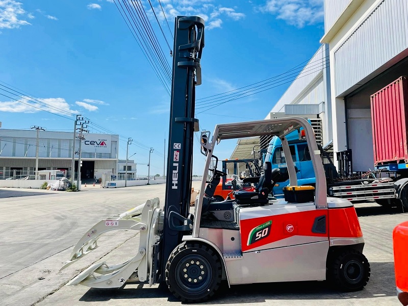 5 ton lithium electric forklift clamps paper rolls 6 meters high