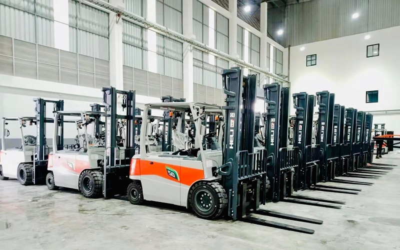5 ton lithium electric forklift displayed at Binh Minh warehouse 5 ton lithium electric forklift displayed at Binh Minh warehouse