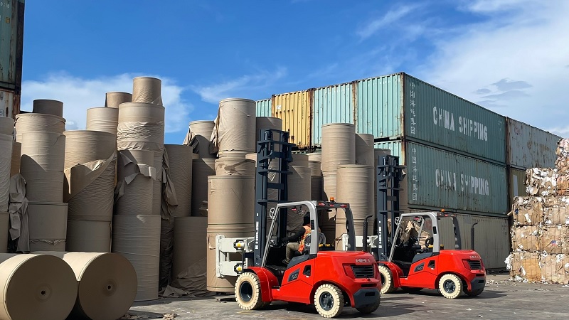 5-ton paper roll clamping forklift at Chenglong paper factory