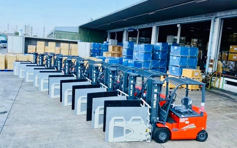 Carton clamping forklifts are rented at the Panasonic factory Carton clamping forklifts are rented at the Panasonic factory