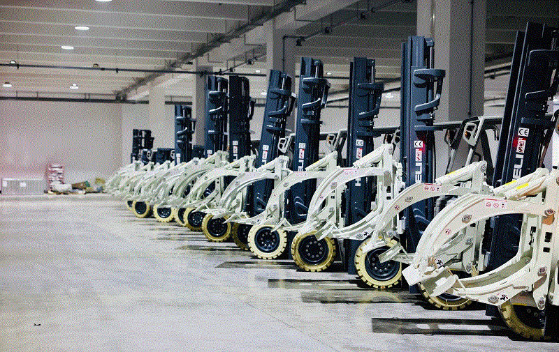 Handed over 15 5-ton diesel forklifts to clamp paper rolls to the largest paper factory in the South