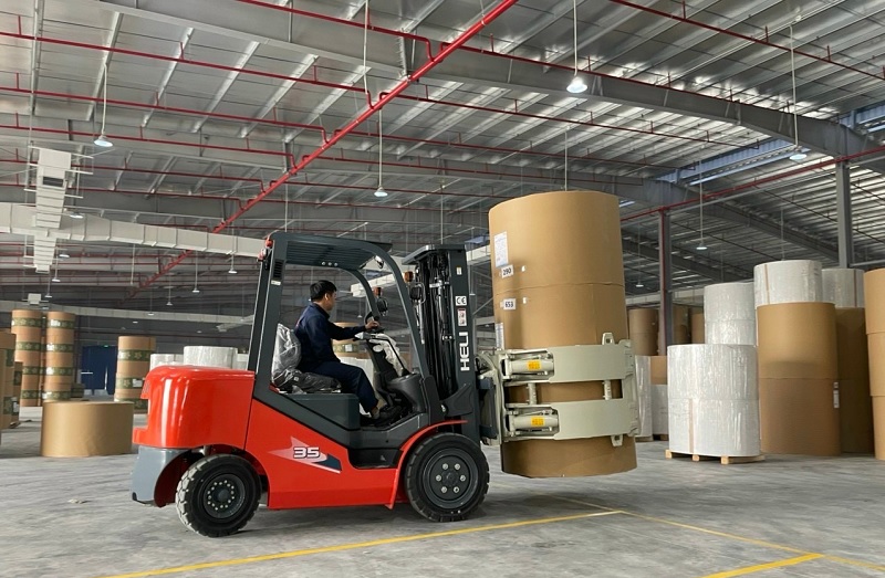 Testing a 3.5 ton forklift clamping a paper roll with a load capacity of 1.8 tons