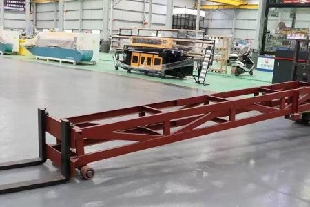 Càng kéo đẩy pallet trong container